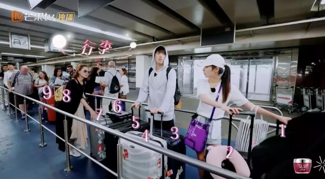 梁洛施秋冬穿搭,梁洛施机场装扮