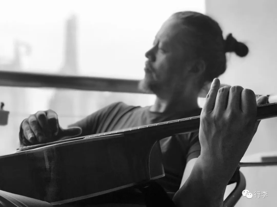 行李︱老艾：只要活着，谁不在路上