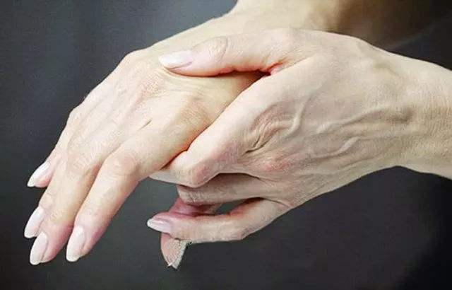 手背脚背青筋暴起是血管堵了吗,手背青筋凸起血管有个米粒小疙瘩