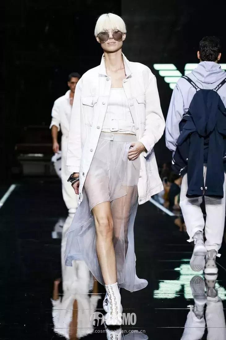 丫丫已经美“腻”了！于是穿上EmporioArmani帅气一回