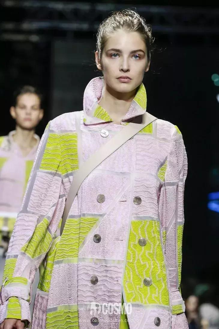 丫丫已经美“腻”了！于是穿上EmporioArmani帅气一回