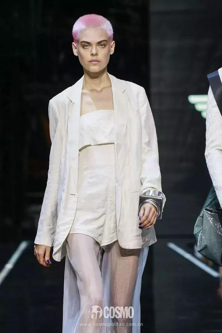 丫丫已经美“腻”了！于是穿上EmporioArmani帅气一回