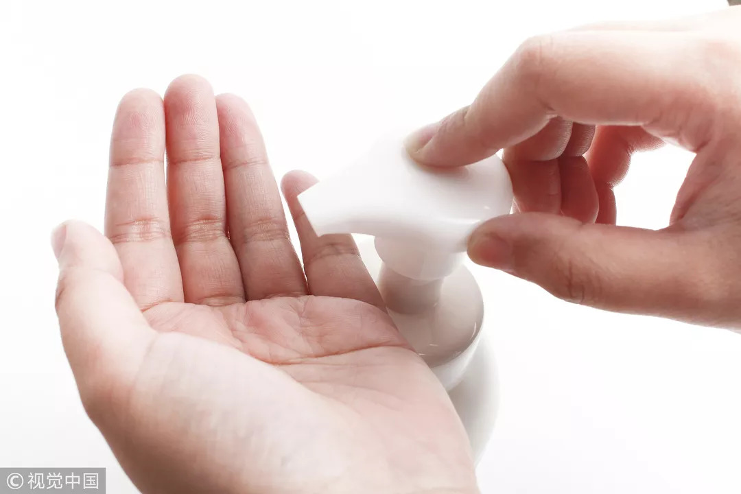 头发怎么洗越洗越黑呀,正确的洗头方法预防脱发