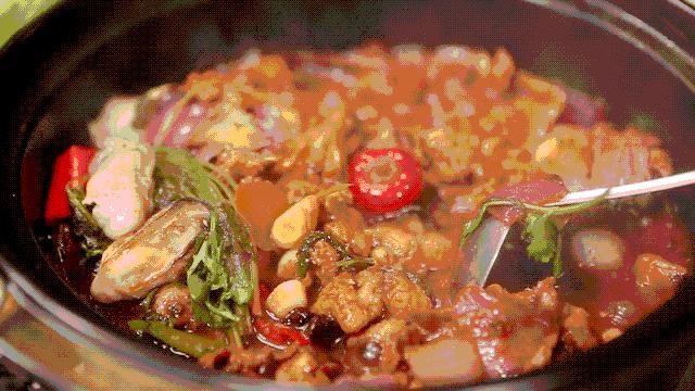 要火！用鲍鱼熬的精华汤底，还涮着“透明”的菜！