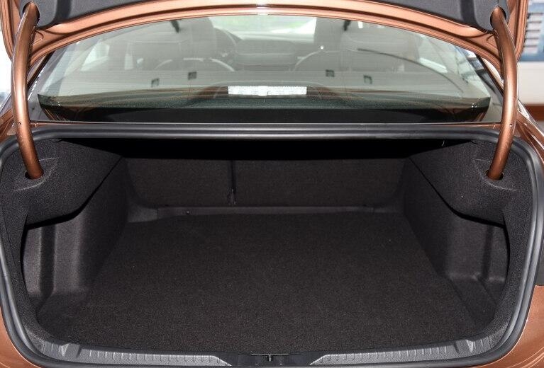 12万在手,是选逼格更高的10年奔驰还是宽体轿跑16年凌度