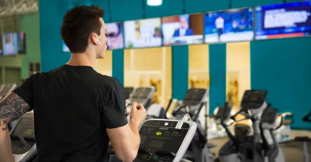 在飞机上可以使用airpods听歌吗,用单个airpods听音乐