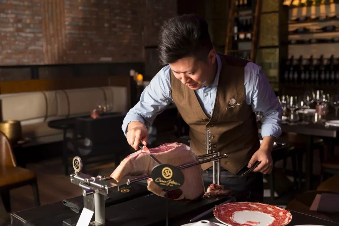 这只“大公鸡”一开业就王炸，5000瓶限量好酒碾压沙雕土豪！