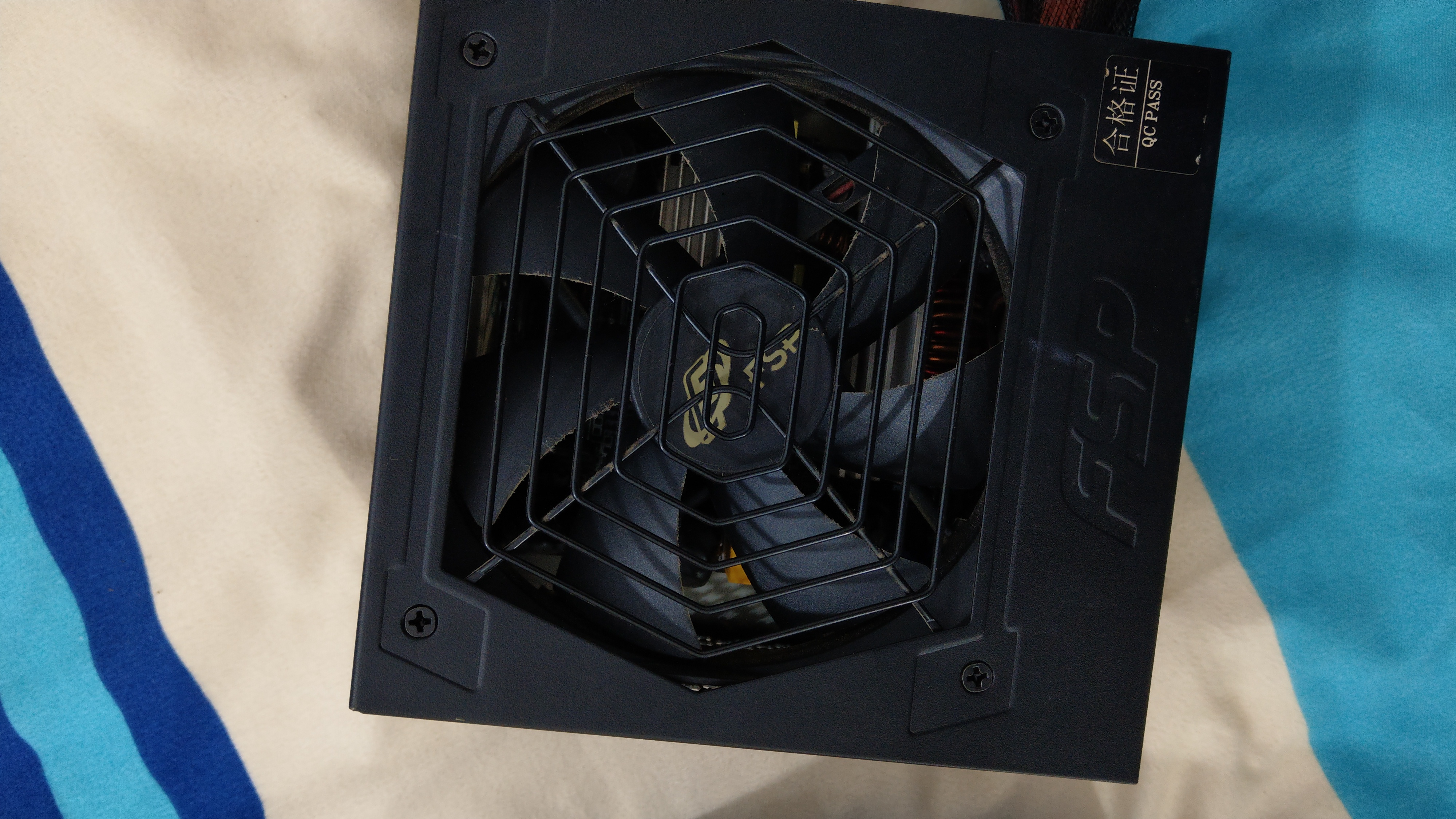 两款同功率不同品牌的电源,不同价格电脑电源推荐