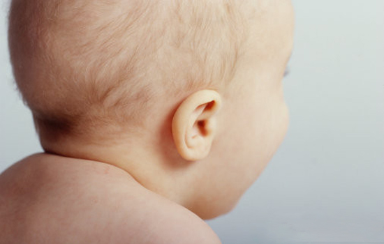 新生儿耳朵进水怎么办,应快速使水流出后擦干