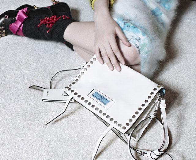 普拉达杀手包中号新款有没有黄色,2020年流行的普拉达包包是什么