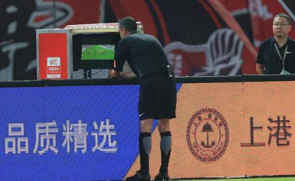 足协深夜发声惹争议引球迷不满,足协谈球员对判罚有误解