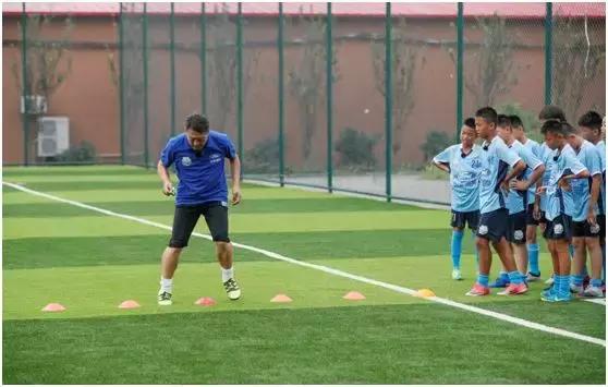 前国足彭伟国,彭伟国足球青训第一枪