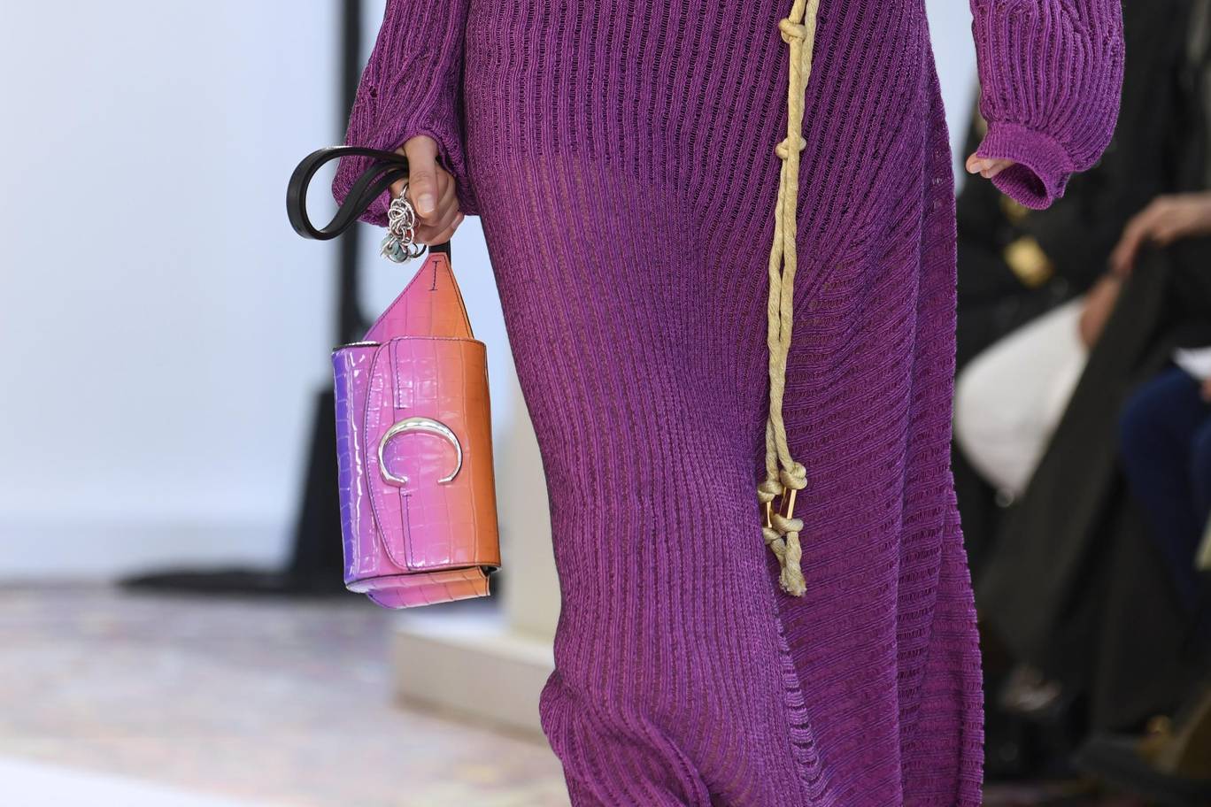 唐嫣超短发亮相巴黎时装周,唐嫣时装周看秀造型曝光