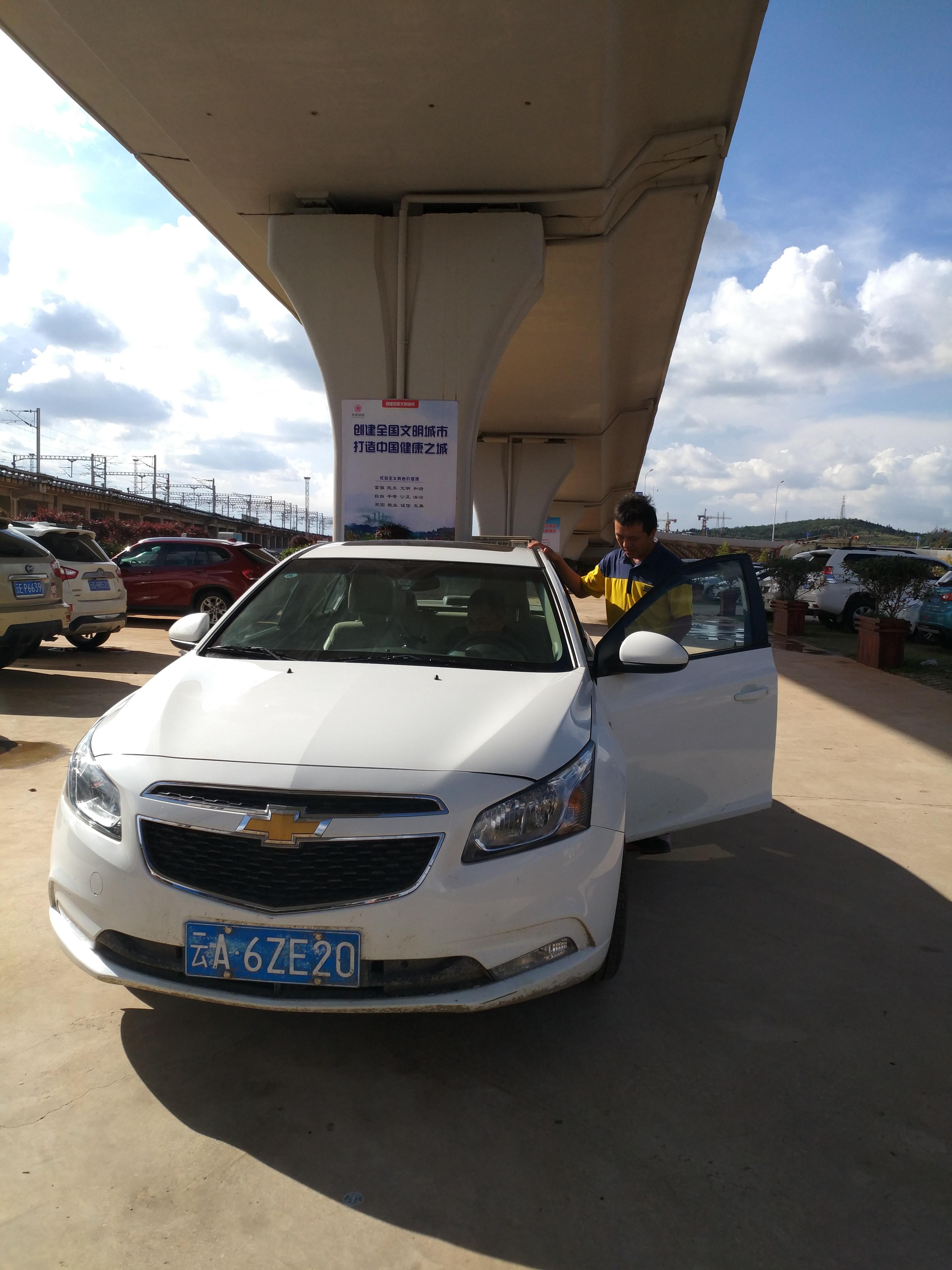 神州租车下单后可以更换用车人吗 (云南租车自由行攻略)