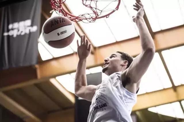 安踏nba汤普森,汤普森欧文安踏对比