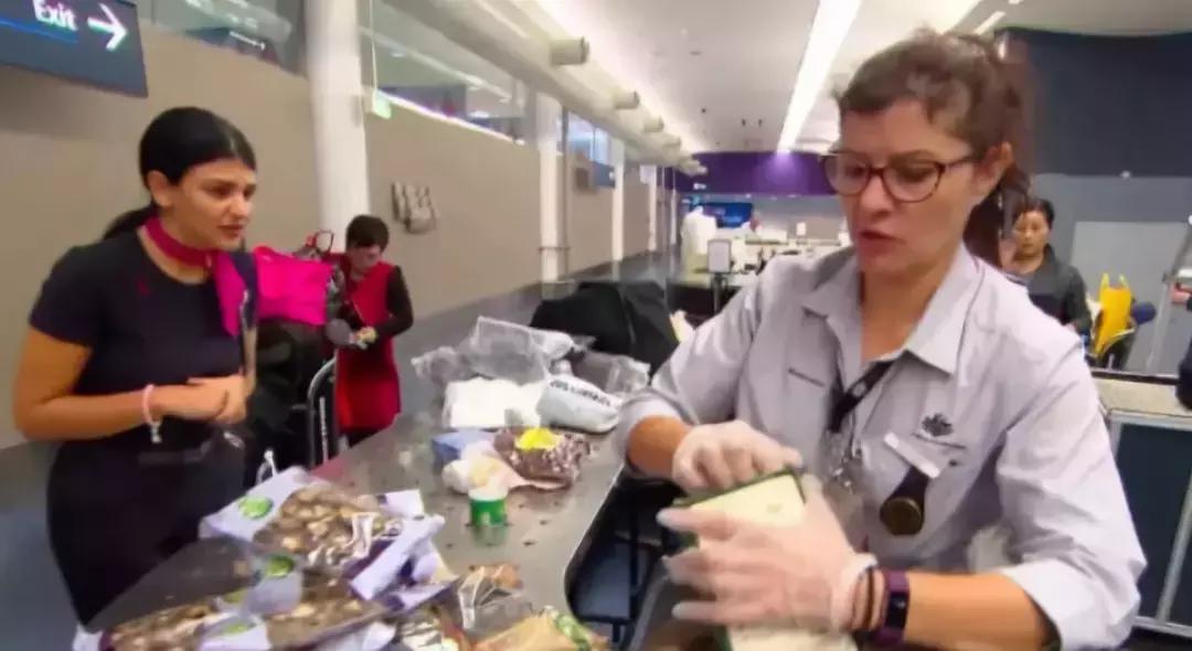 中国大妈出国探望儿子，行李箱被打开的那一刻，所有人都惊呆了！