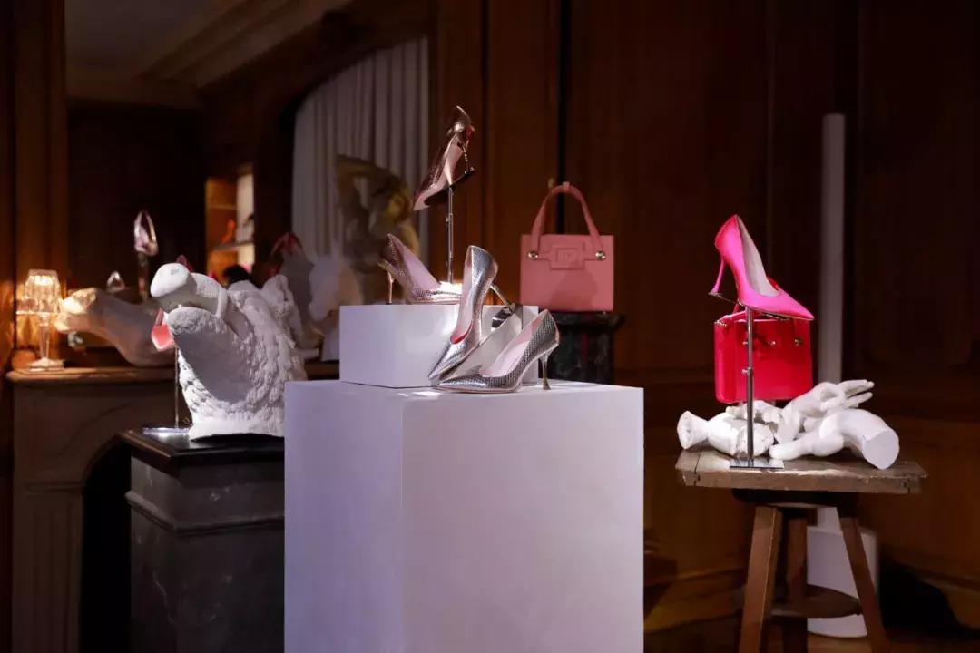 戚薇霸气走秀,唐嫣戚薇机场街拍大全