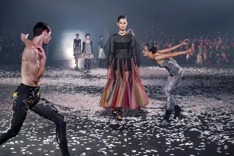 戚薇霸气走秀,唐嫣戚薇机场街拍大全