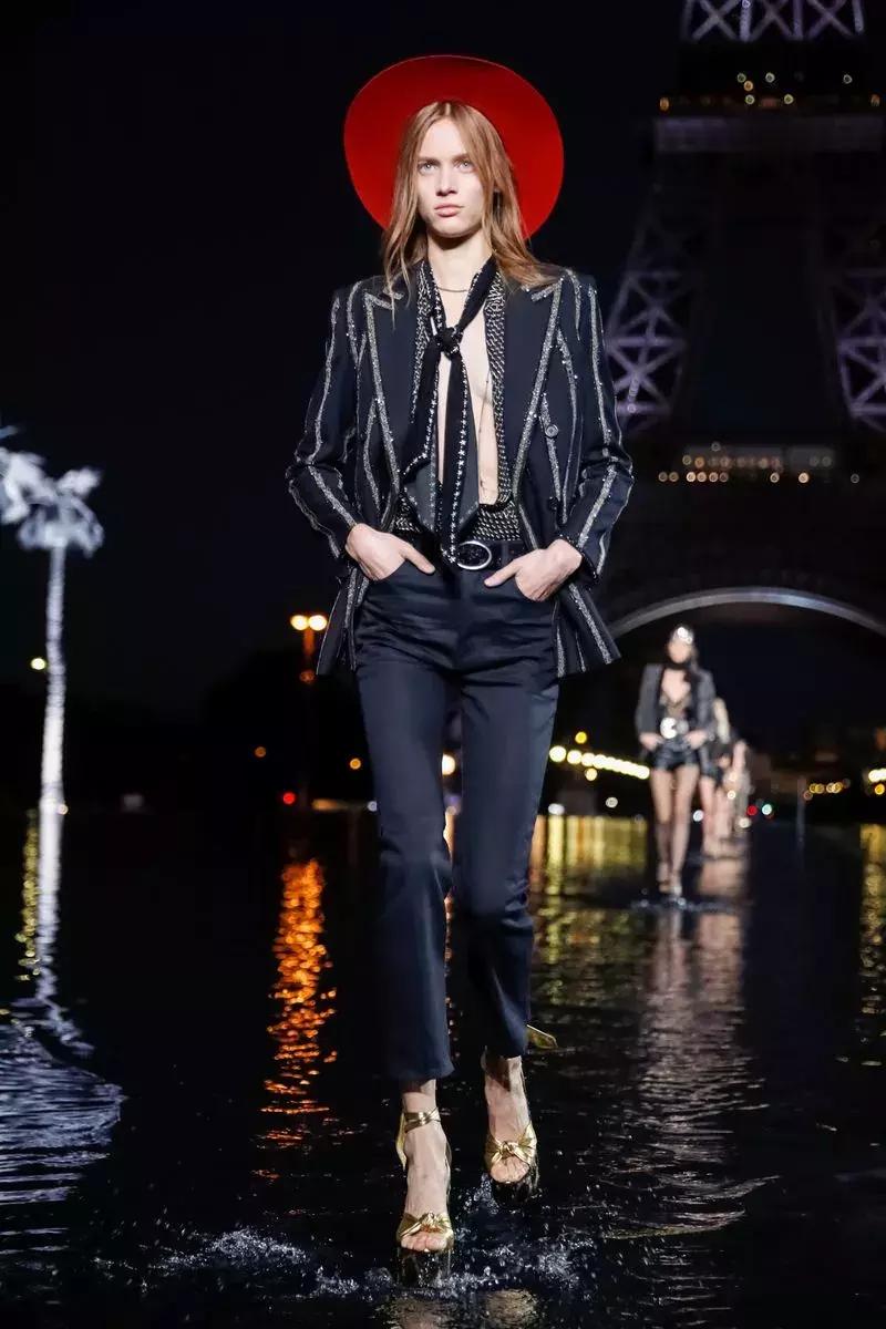 戚薇霸气走秀,唐嫣戚薇机场街拍大全