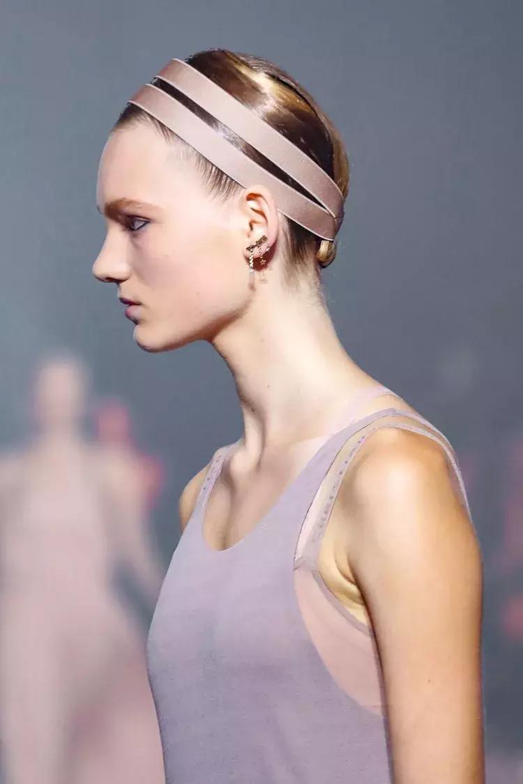 戚薇霸气走秀,唐嫣戚薇机场街拍大全