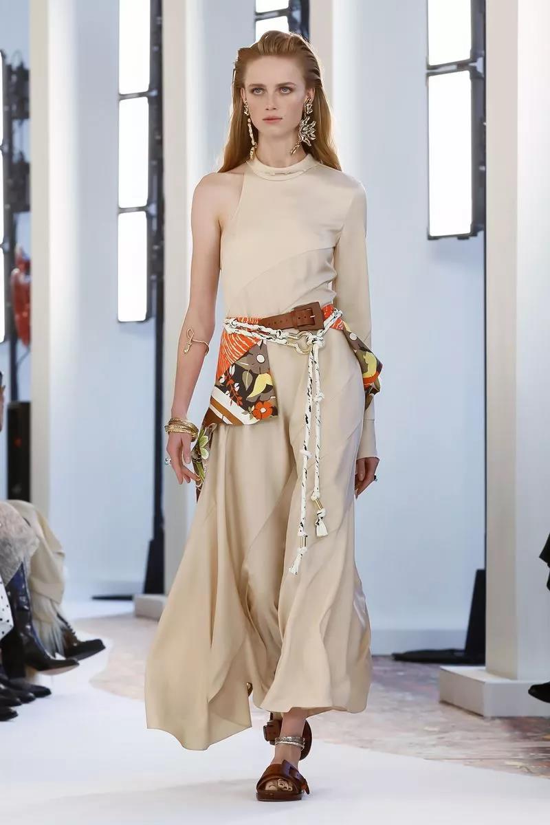 戚薇霸气走秀,唐嫣戚薇机场街拍大全