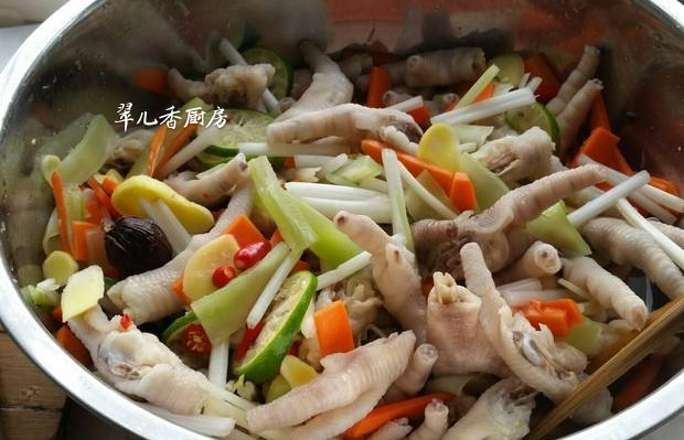 鸡爪泡一晚酱汁味道变很淡,鸡爪泡一天半会不会臭