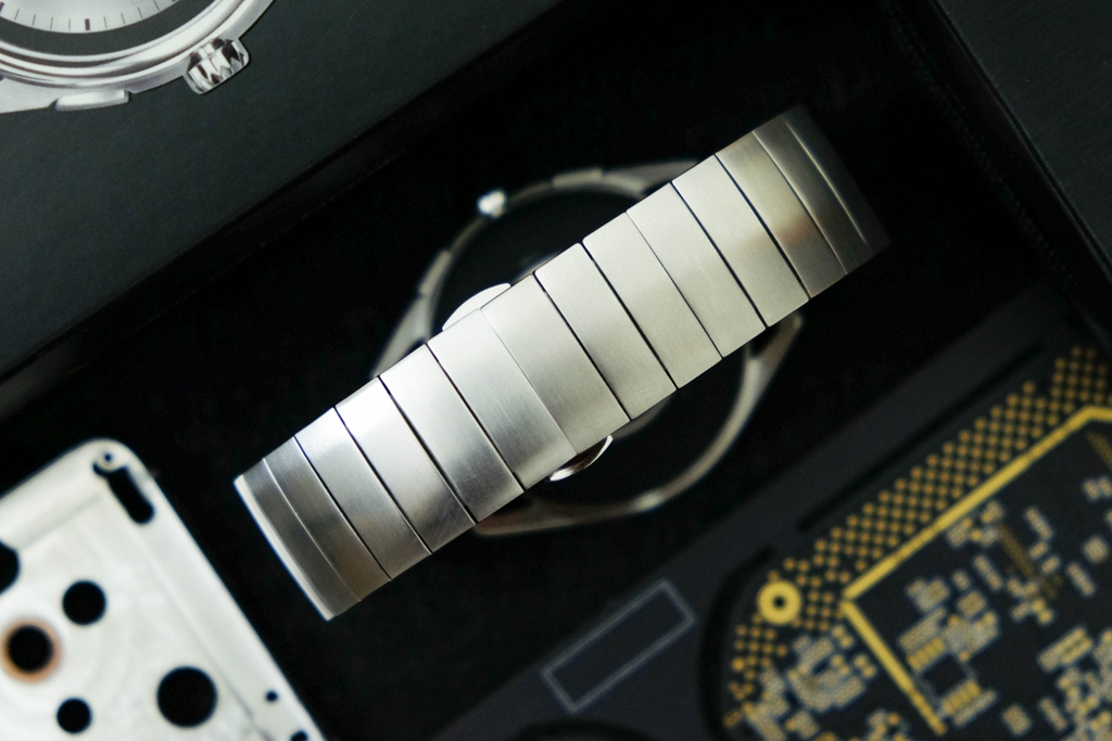 何必花钱买AppleWatch,阿玛尼智能触屏腕表难道不出色?