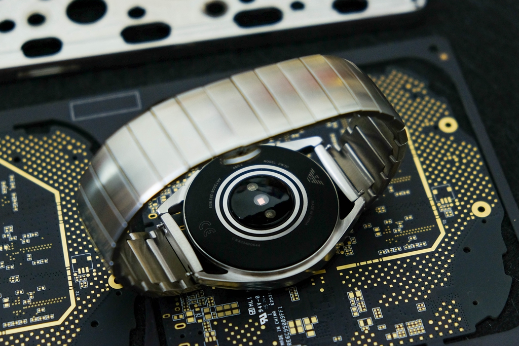 何必花钱买AppleWatch,阿玛尼智能触屏腕表难道不出色?