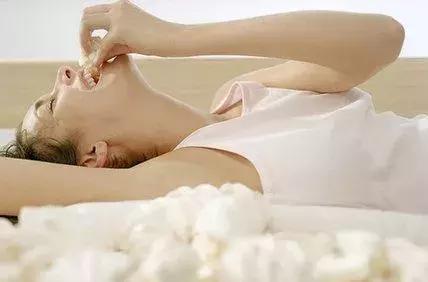 小学生营养餐成半碗素面,儿童午餐肉拌饭