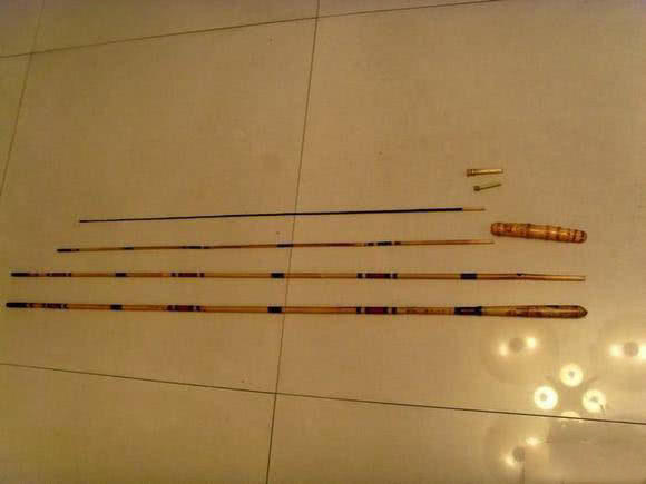 日本人用小竹子做鱼竿去小沟钓鱼,钓鱼人手工制作竹子鱼竿