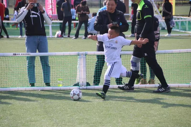 2018年中国足协全国娃娃足球宣传月活动暨“通辽市幼儿园足球超级联赛”欢乐开赛