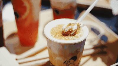 今天刷爆成都人朋友圈的网红奶茶店，卖起了五粮液水果茶和川菜！