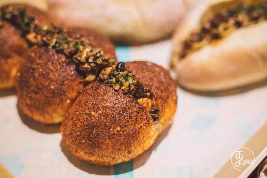 今天刷爆成都人朋友圈的网红奶茶店，卖起了五粮液水果茶和川菜！