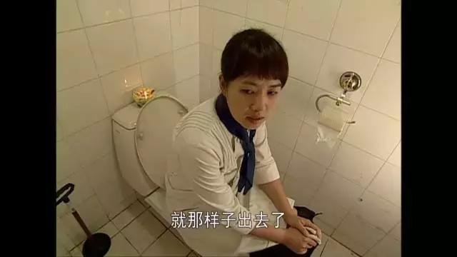 上厕所时发现厕所没纸了怎么办,原来上厕所没纸还能这样做