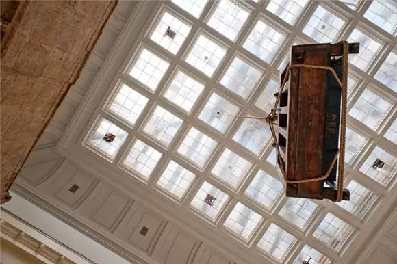 到底发生了什么？他把12个前女友都做成了高跟鞋？到底是真的假的