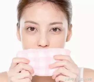 嘴唇开裂让你丑10倍，不花1分钱一招立刻变水润！