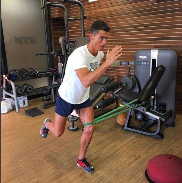 c罗从贫民窟到亿万豪宅,c罗在迪拜的豪宅