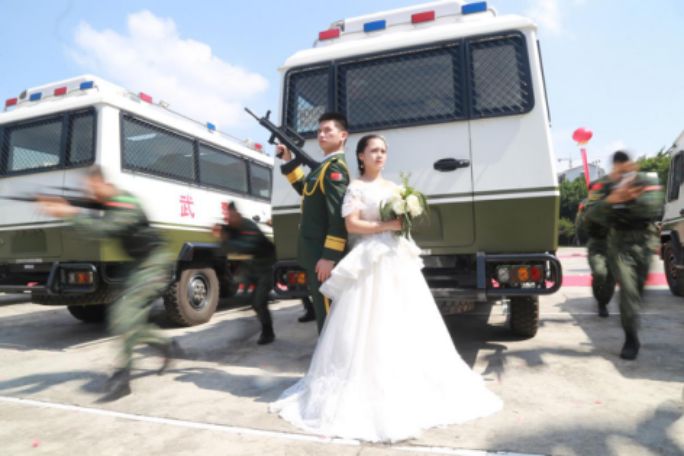 军旗为证，战友为媒：你嫁给爱情的样子，真美！