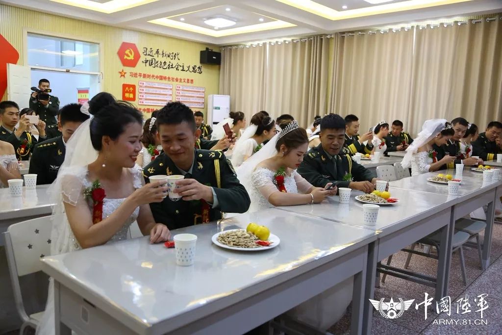 军旗为证，战友为媒：你嫁给爱情的样子，真美！