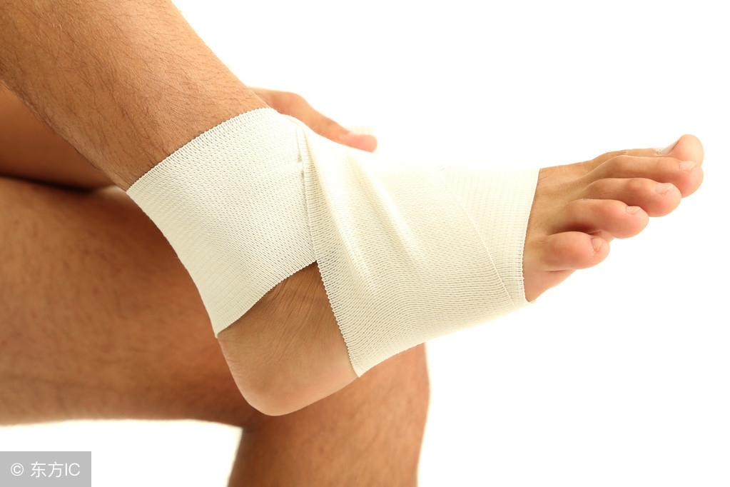 当出现脚踝扭伤情况时该如何处理,在运动中脚踝扭伤的紧急处理方法