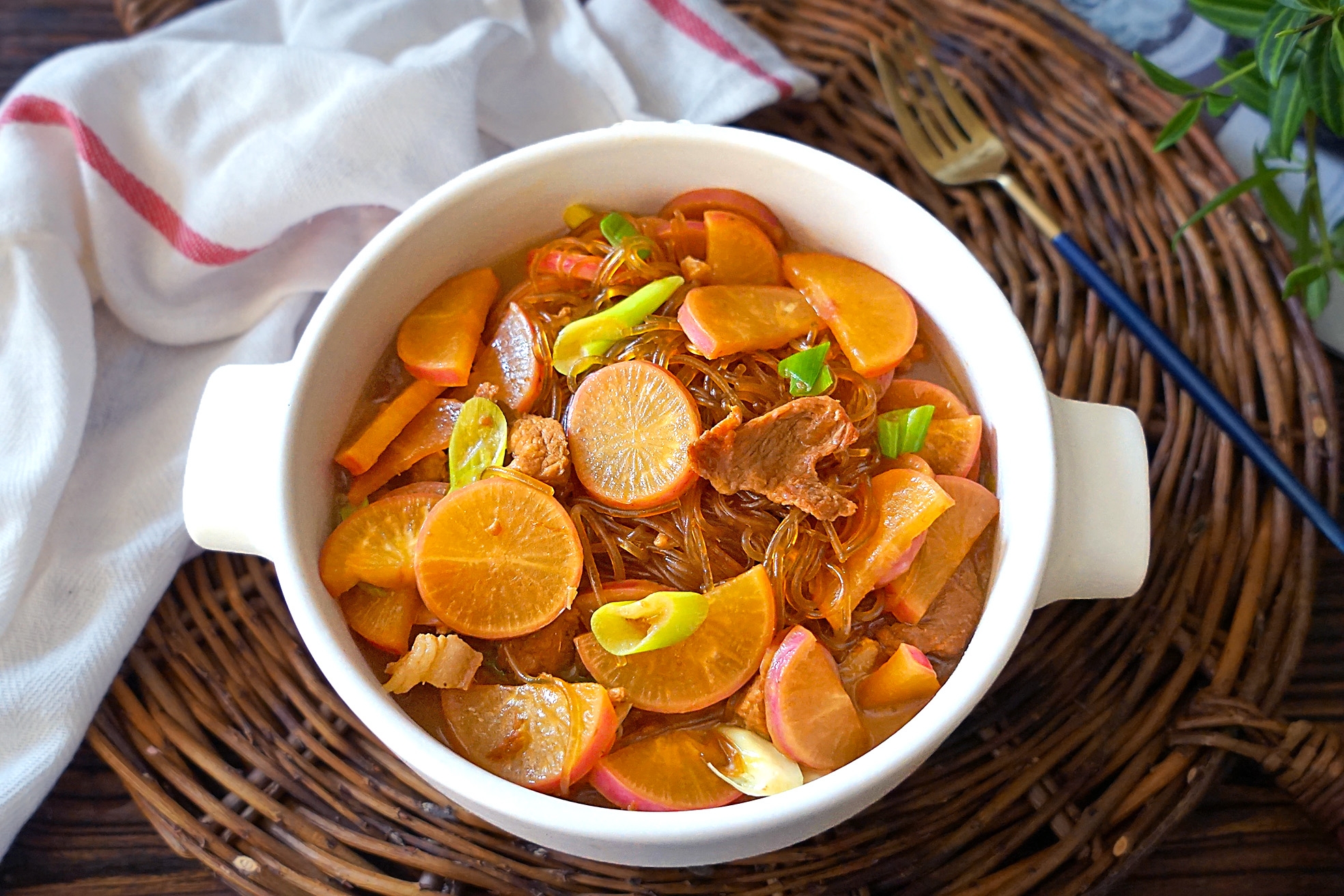 红烧肉炖萝卜好吃还是炖洋芋好吃,红烧肉烧萝卜萝卜需要焯水吗