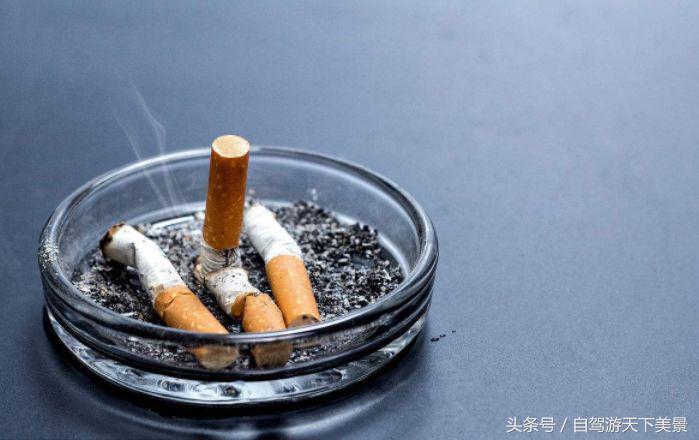 中国小伙在泰国旅游，烟瘾犯了去超市买烟，看到烟盒后差点吐了！