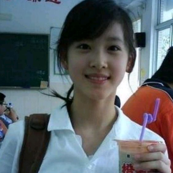 章泽天手捧奶茶照片成名照,奶茶妹妹章泽天有多少资产