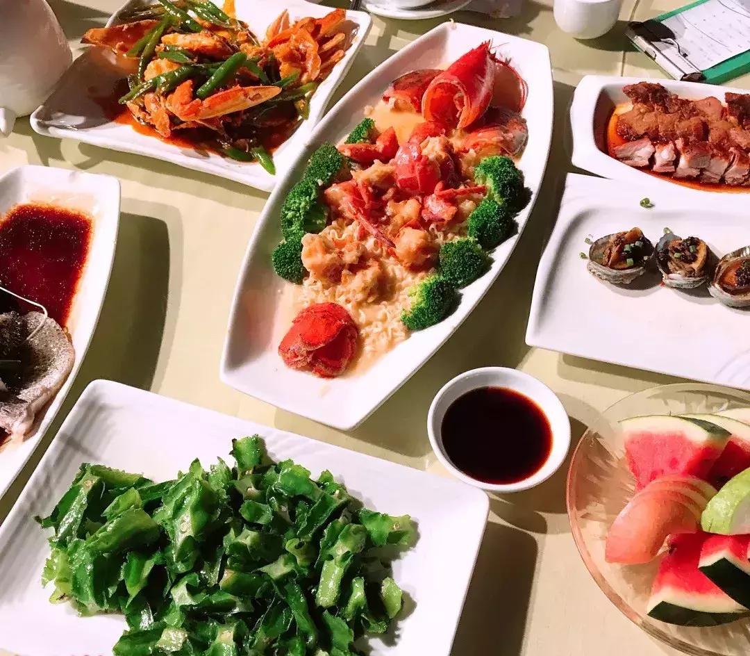 三亚火车头万人海鲜广场哪家好吃,在三亚3000元一桌的海鲜大餐