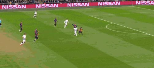 梅西梅开二度助巴萨3-0完胜,梅西4比2热刺梅西庆祝动作