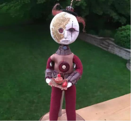 孩子用盒子建造废弃城市在家里,12岁男孩自己捡破烂