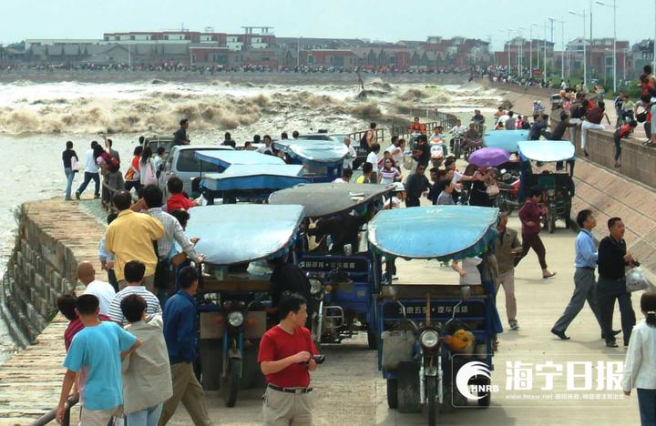 拍钱塘江大潮遭巨浪瞬间吞没,为了拍照被潮水冲走身亡