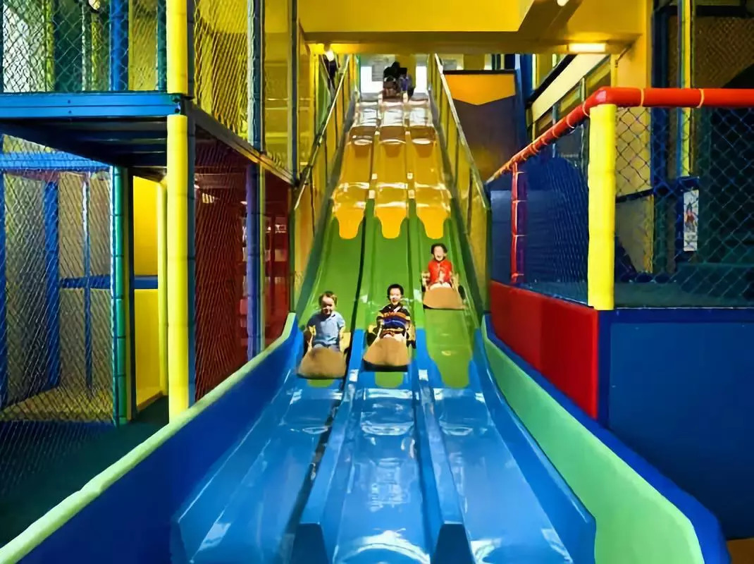 西峡谷公园网红滑梯,网红景点彩虹滑梯和现实对比