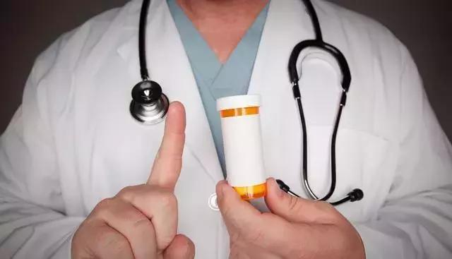 20天的宝宝憋气满脸通红手脚乱蹬,新生儿憋气小腿乱蹬是什么情况