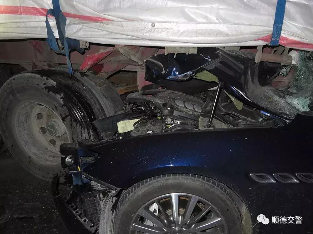 顺德这辆百万玛莎拉蒂被撞爆车头,玛莎拉蒂晚上被撞